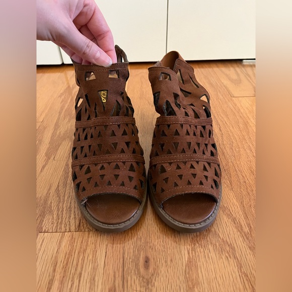 Soda-Brown Laser Cut Geometric Sandal Heels. size 10. - Picture 4 of 9